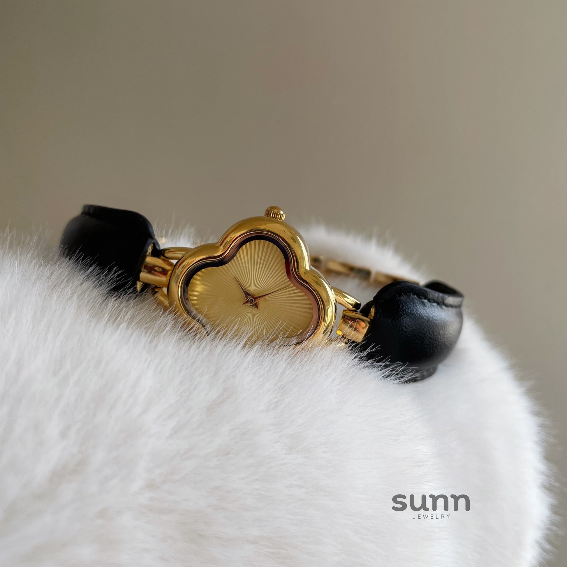 Tania Clover Bracelet Watch [33R0C02Q]