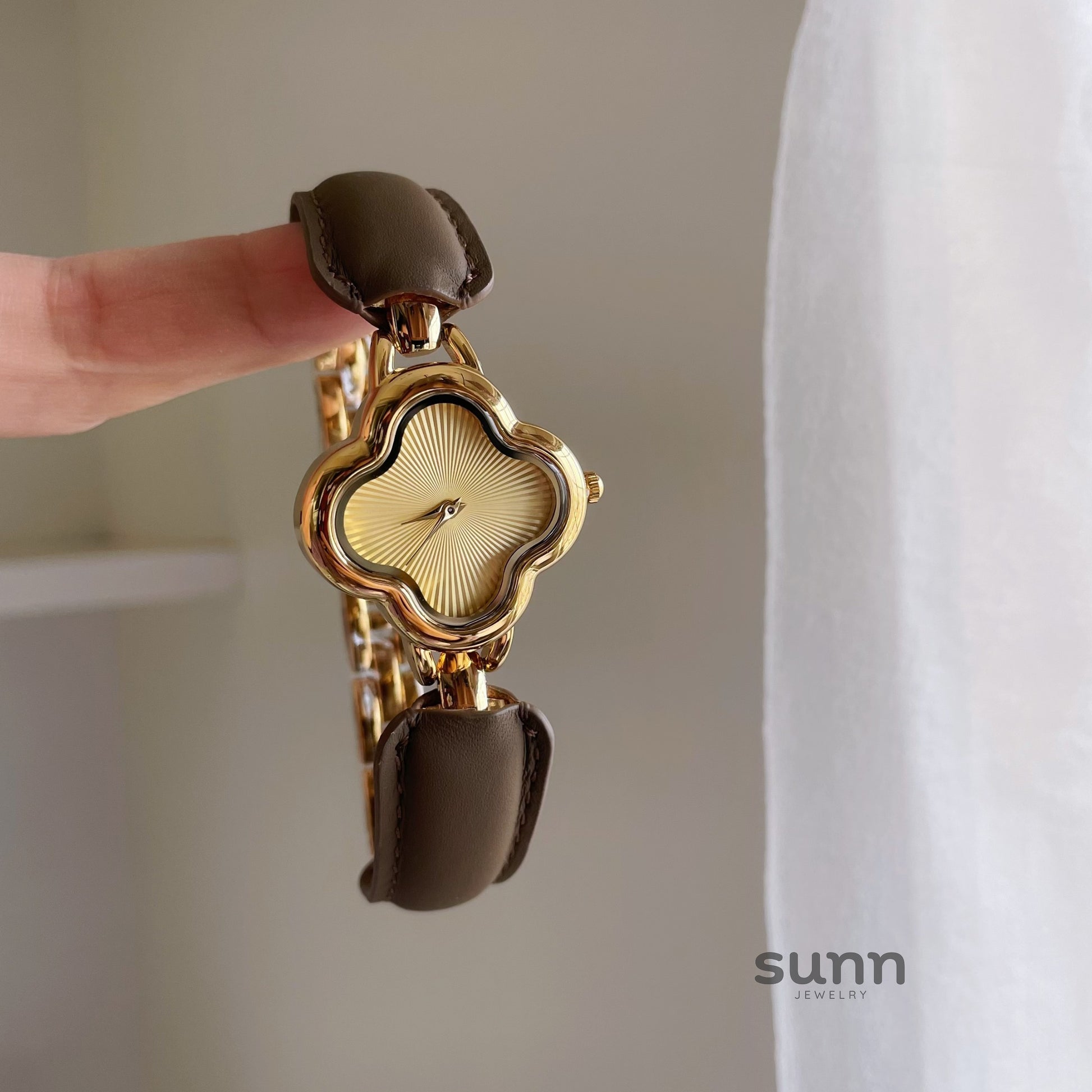 Tania Clover Bracelet Watch [KMLKKPLY]