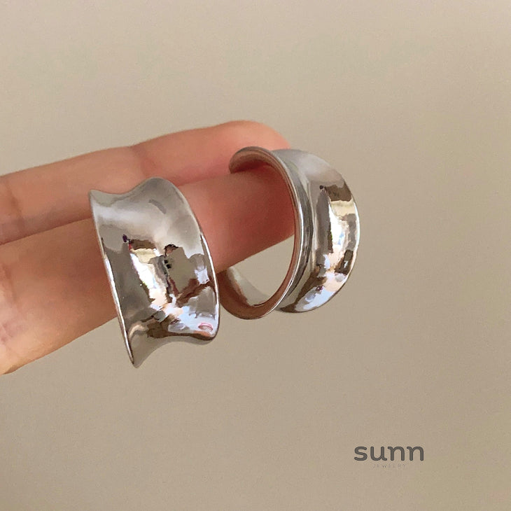 Taniyah Elegant C-Curve Earrings [7MPVOVS8]