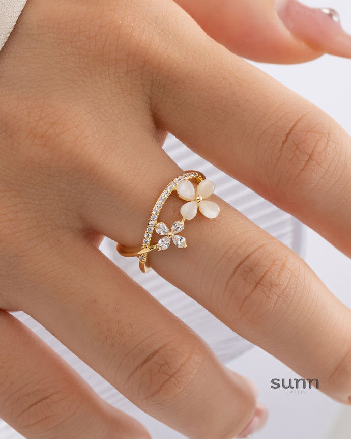 Tanner Cat Eye Petal Ring [XU1VZ46Z]