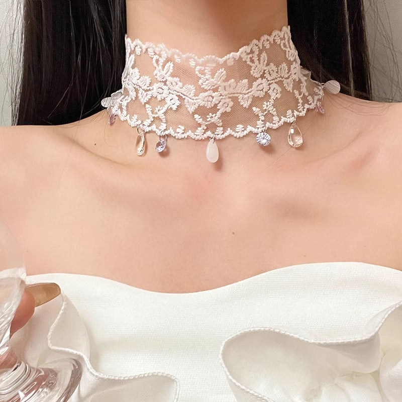 Tasnim Lace Heart Choker [LHJ3M0T9]