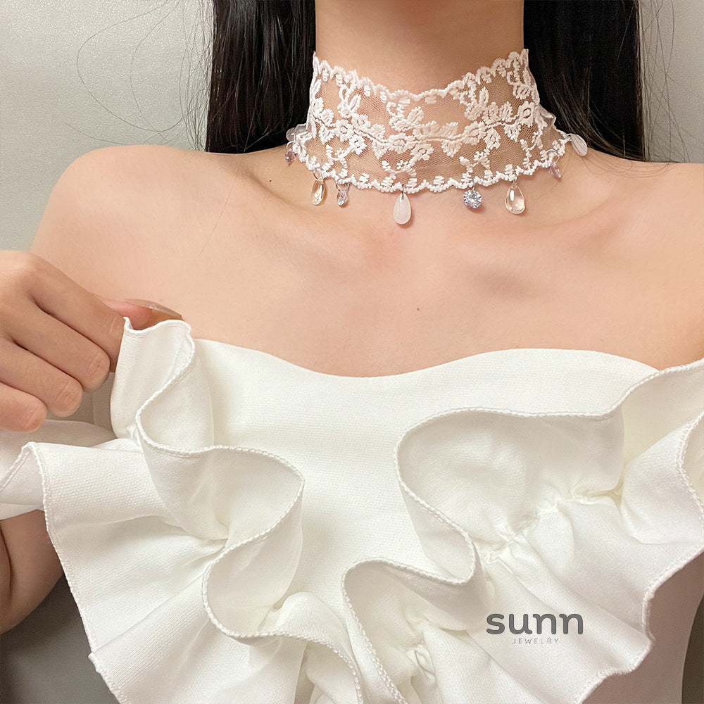 Tasnim Lace Heart Choker [W7P0534D]