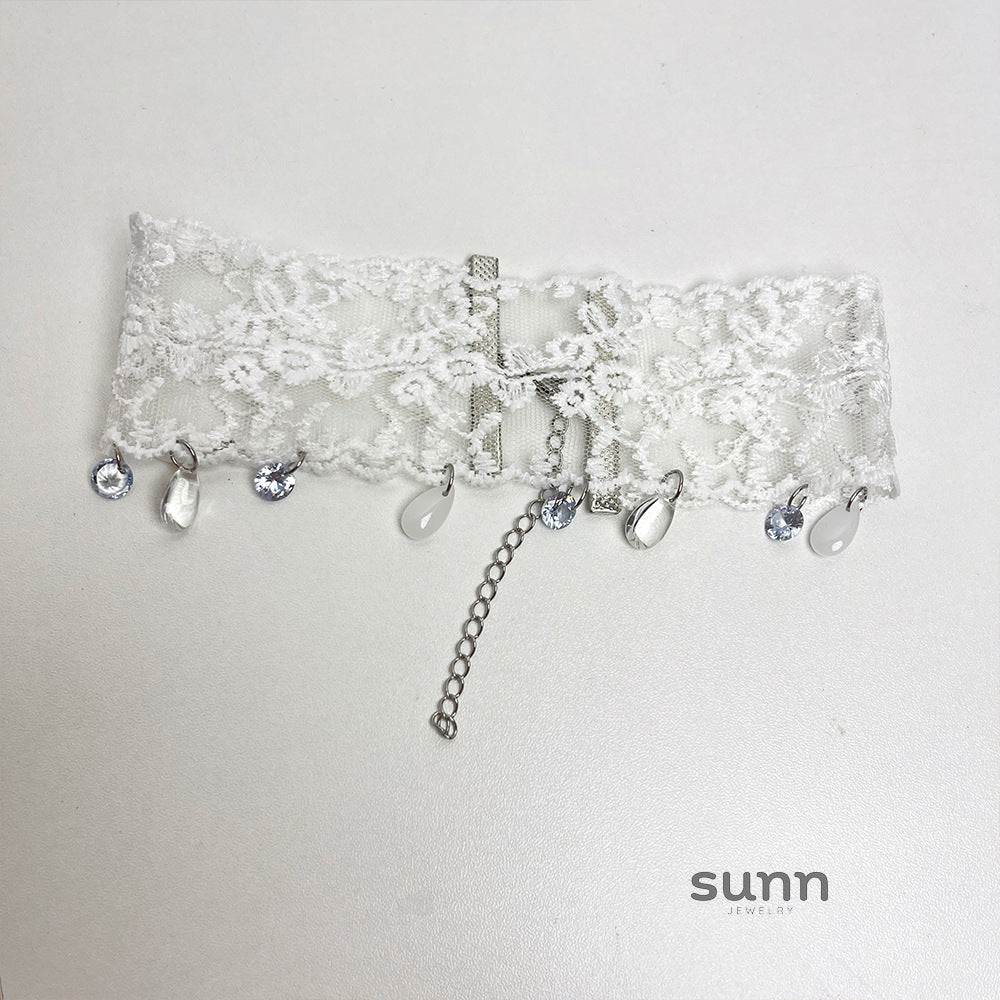 Tasnim Lace Heart Choker [KMGXYLDG]