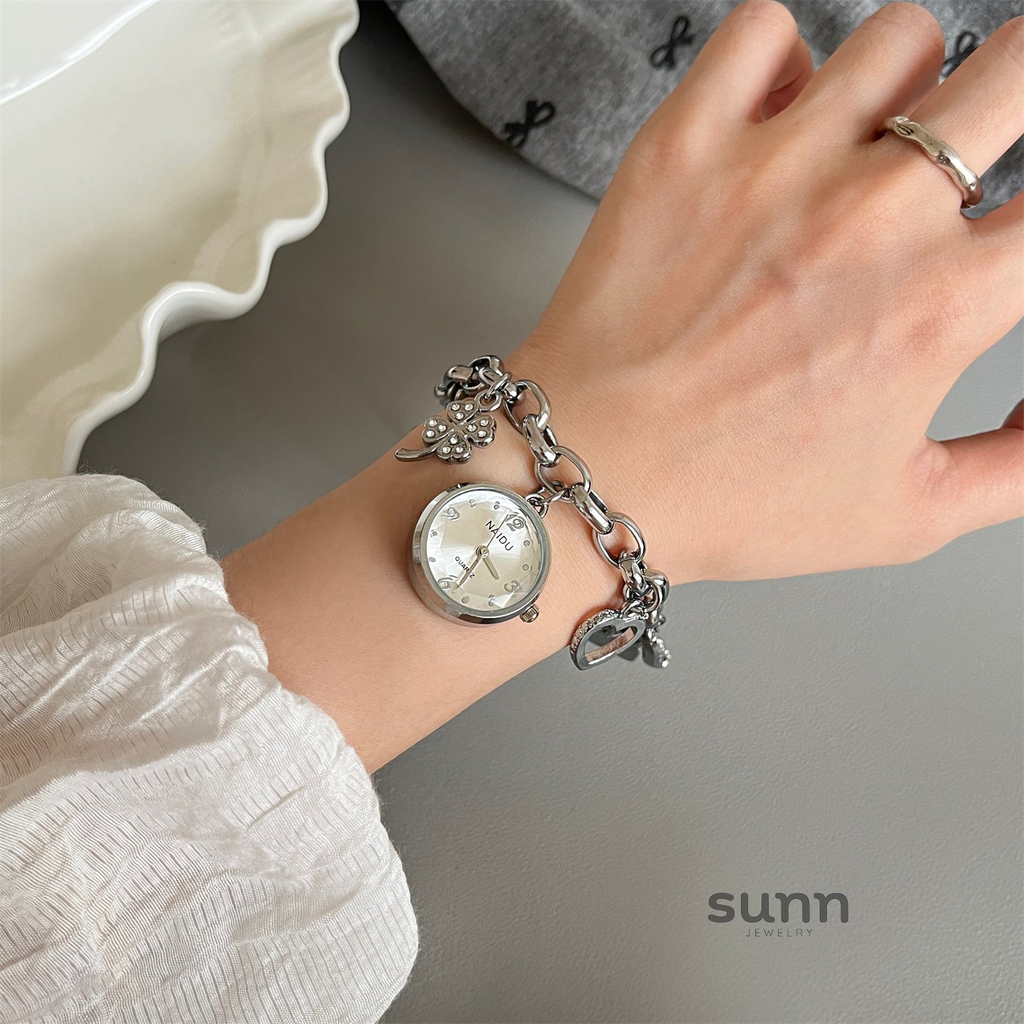 Tesla Retro Heart Pendant Watch [SBH9BXEW]