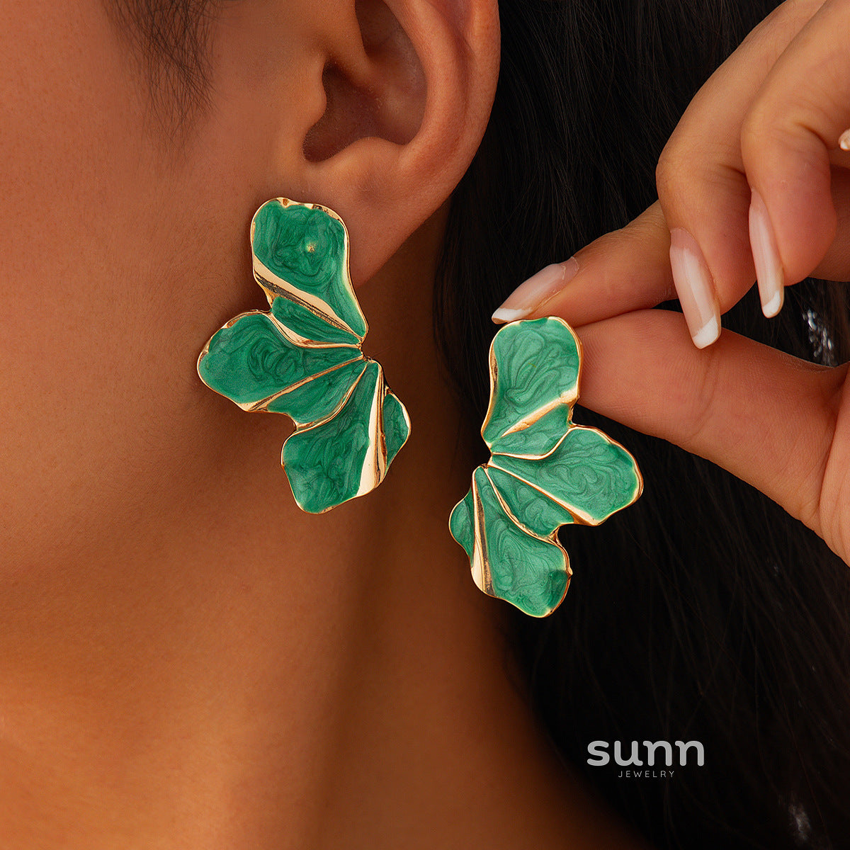 Tinley Gradient Petal Earrings [CMNGBIP5]