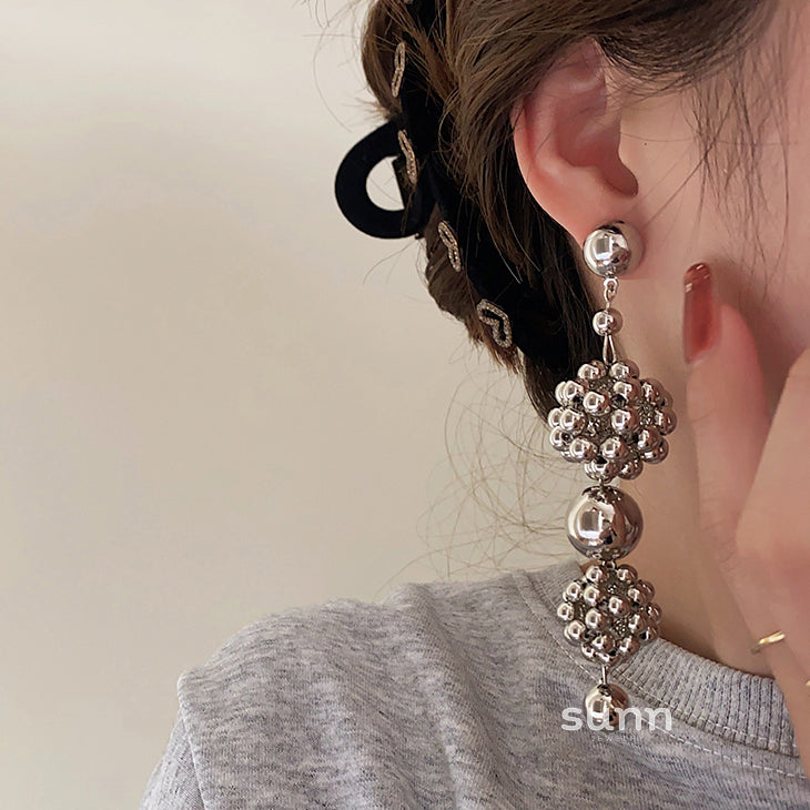 Truth Exaggerated Silver Ball Earrings [Z16XB46T]