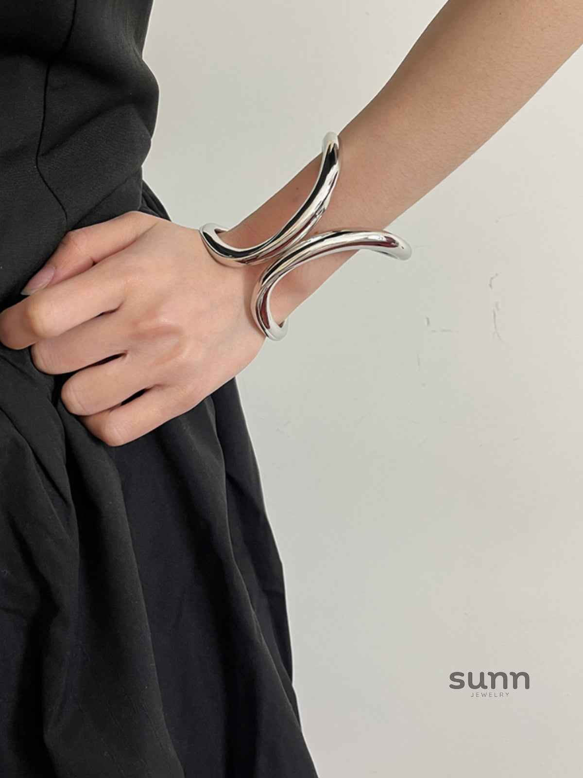 Tyanna Double C Cuff Bracelet [ZGONIBAC]