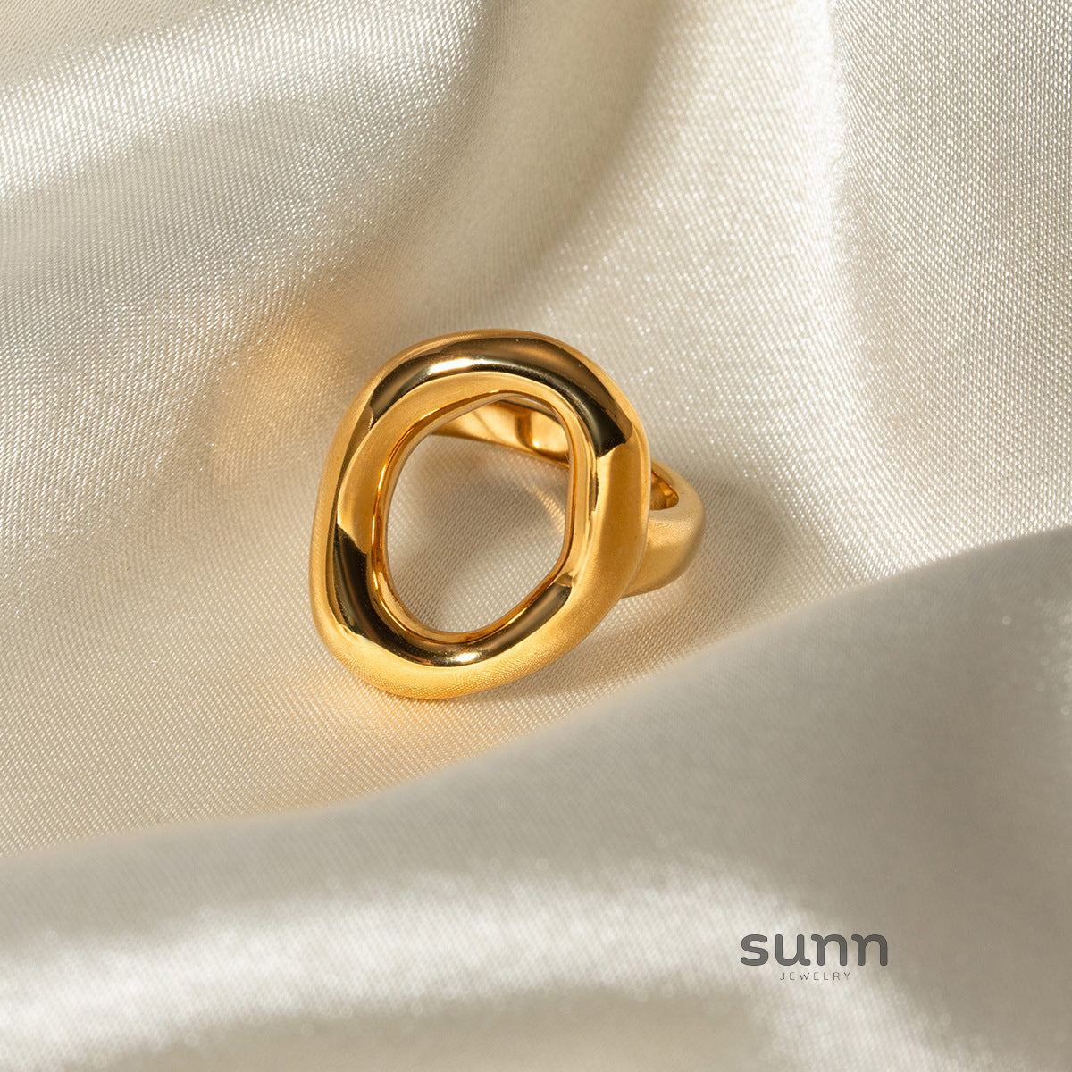 Tyla Gold Oval Hollow Ring [E1U9WMUT]
