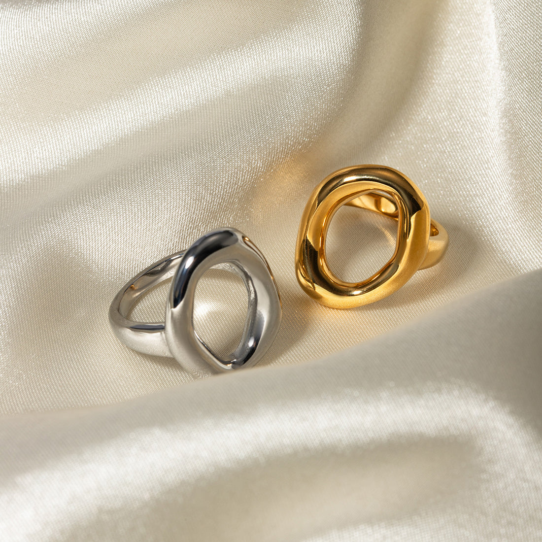 Tyla Gold Oval Hollow Ring [EPLF8HG8]