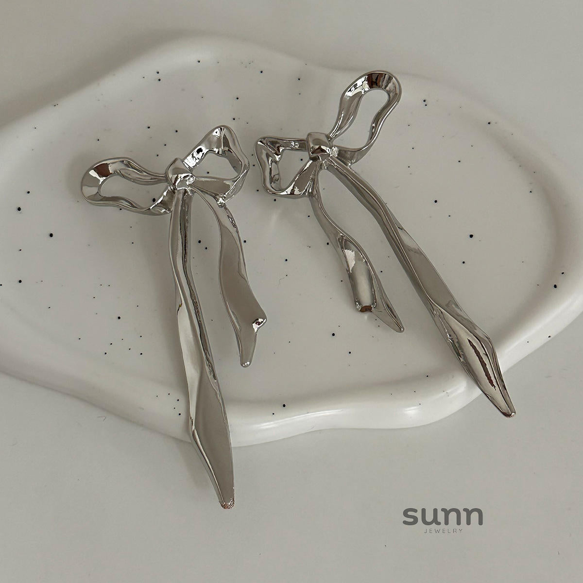 Tyra Sculptural Bow Petal Earrings [7PUBAF3Z]