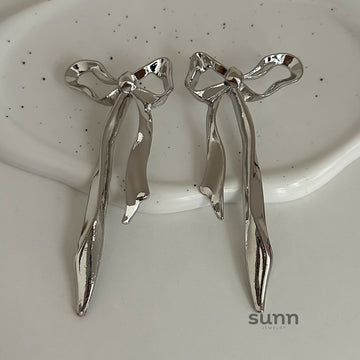 Tyra Sculptural Bow Petal Earrings [W1R2Q18S]