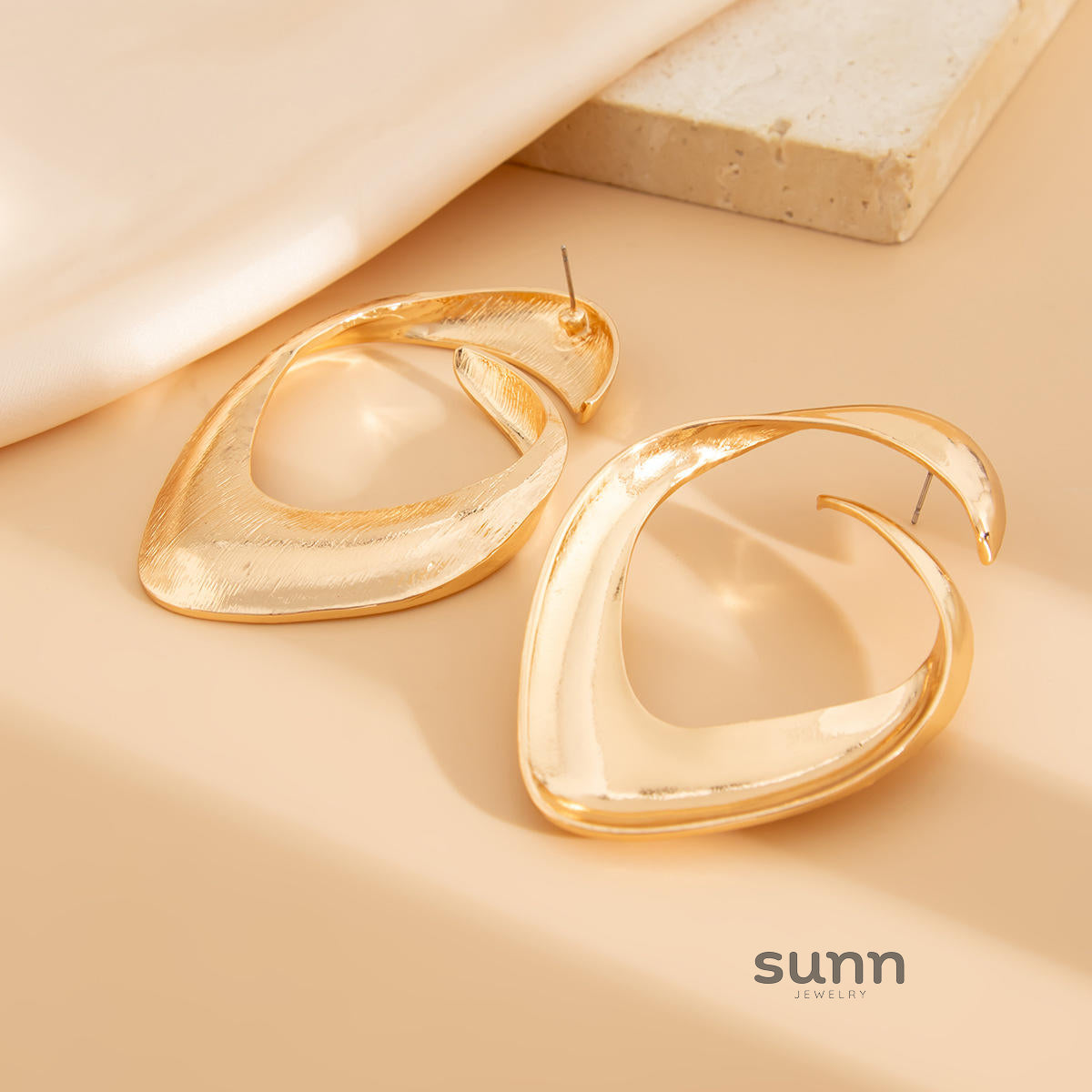 Tyra Sculptural Bow Petal Earrings [METAGQR2]