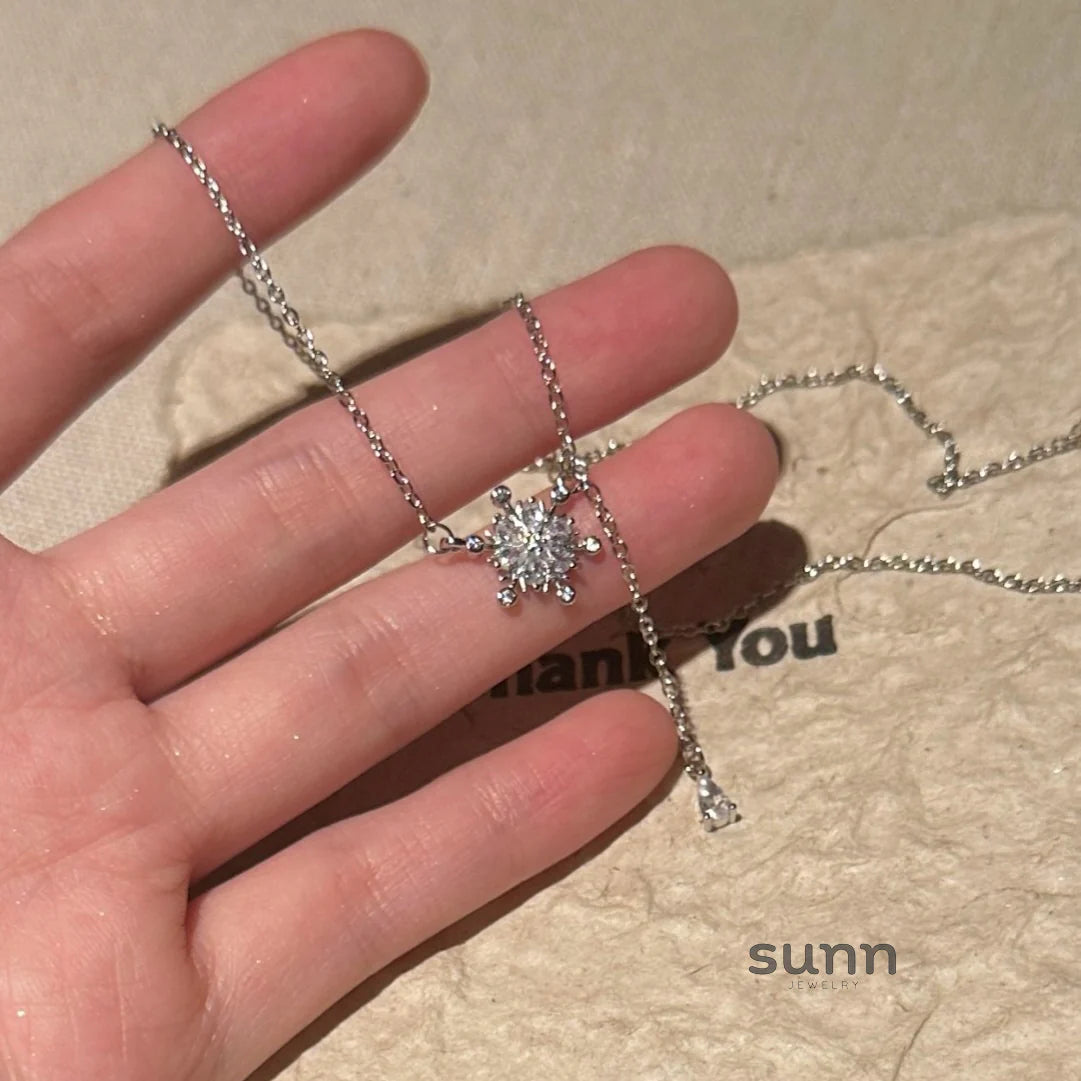 Una Celestial Snowflake Necklace