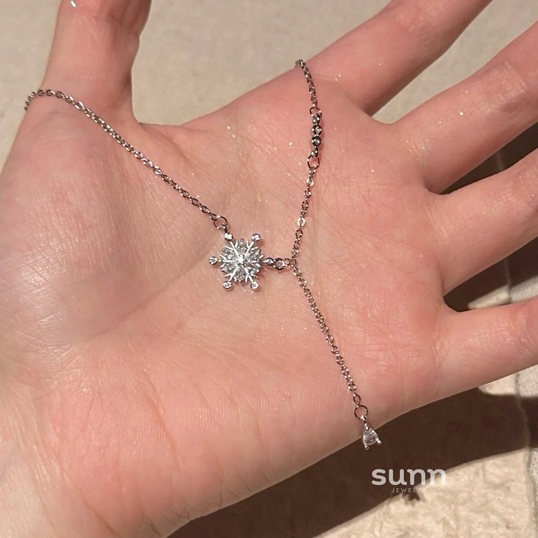 Una Celestial Snowflake Necklace