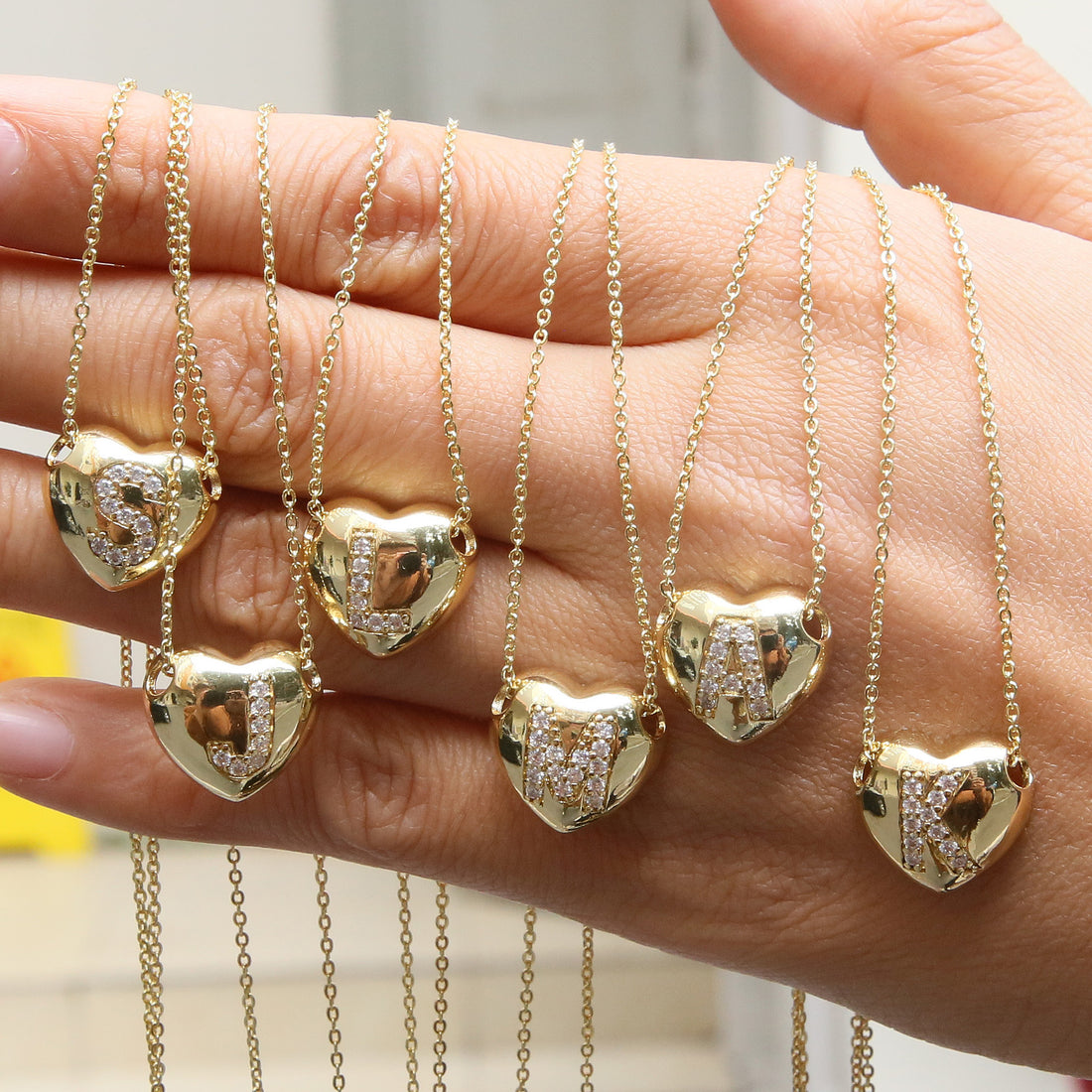 Una Heart Initial Necklace [BEXXBGV3]