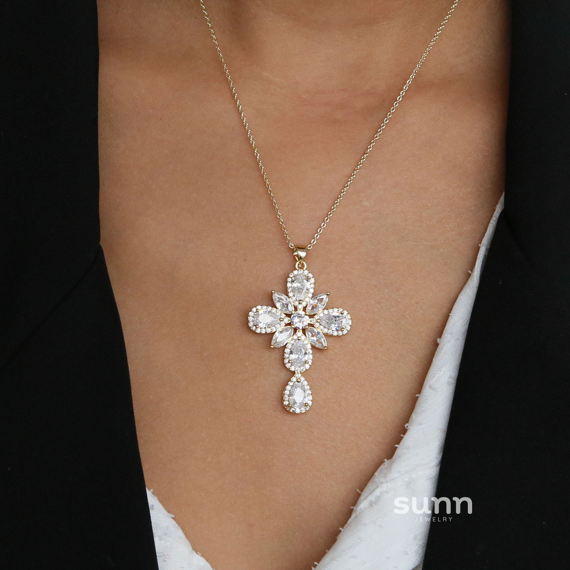 Unique Zircon Cross Pendant Necklace [FZ8FI68U]