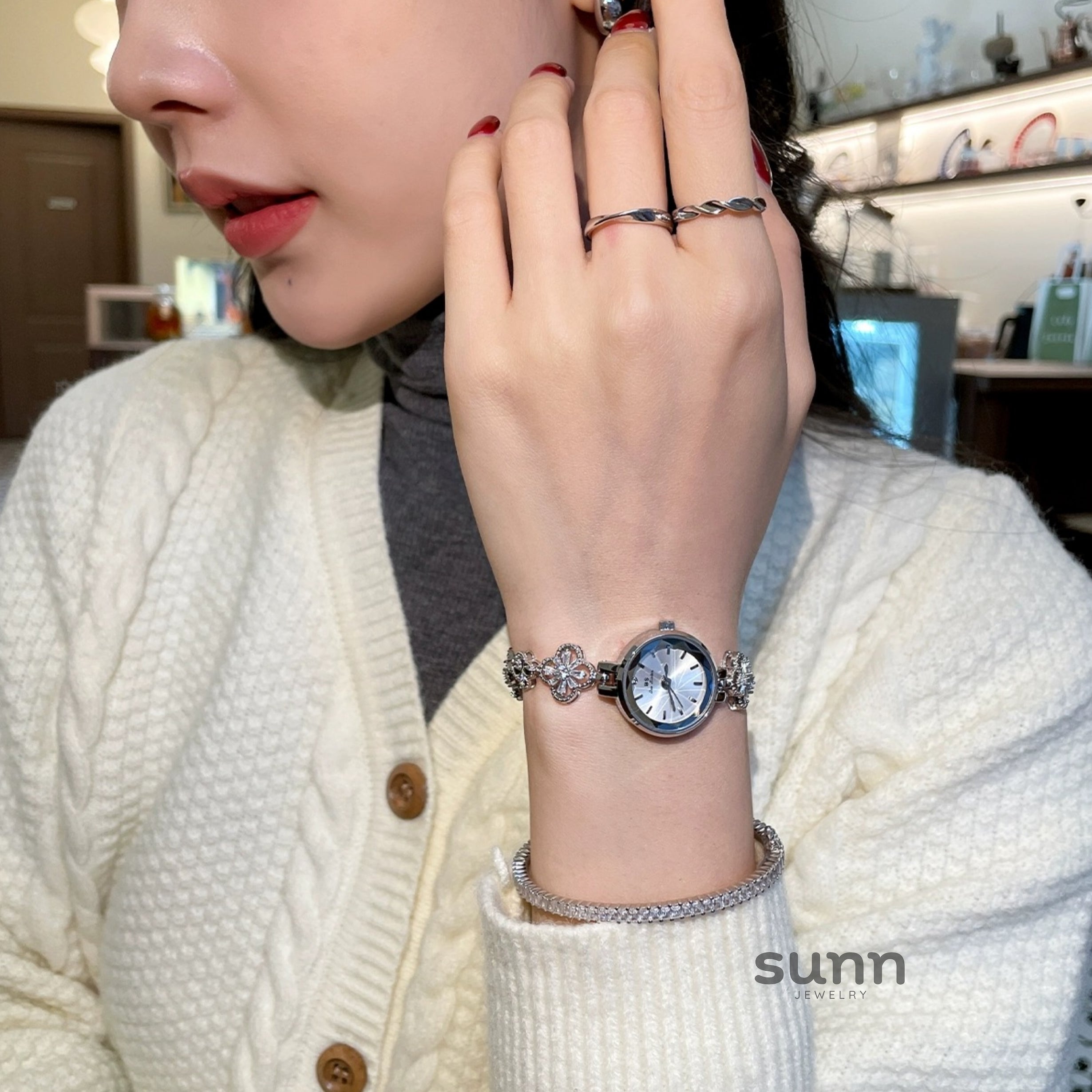 Vada Clover Charm Watch [LRT5XE3G]