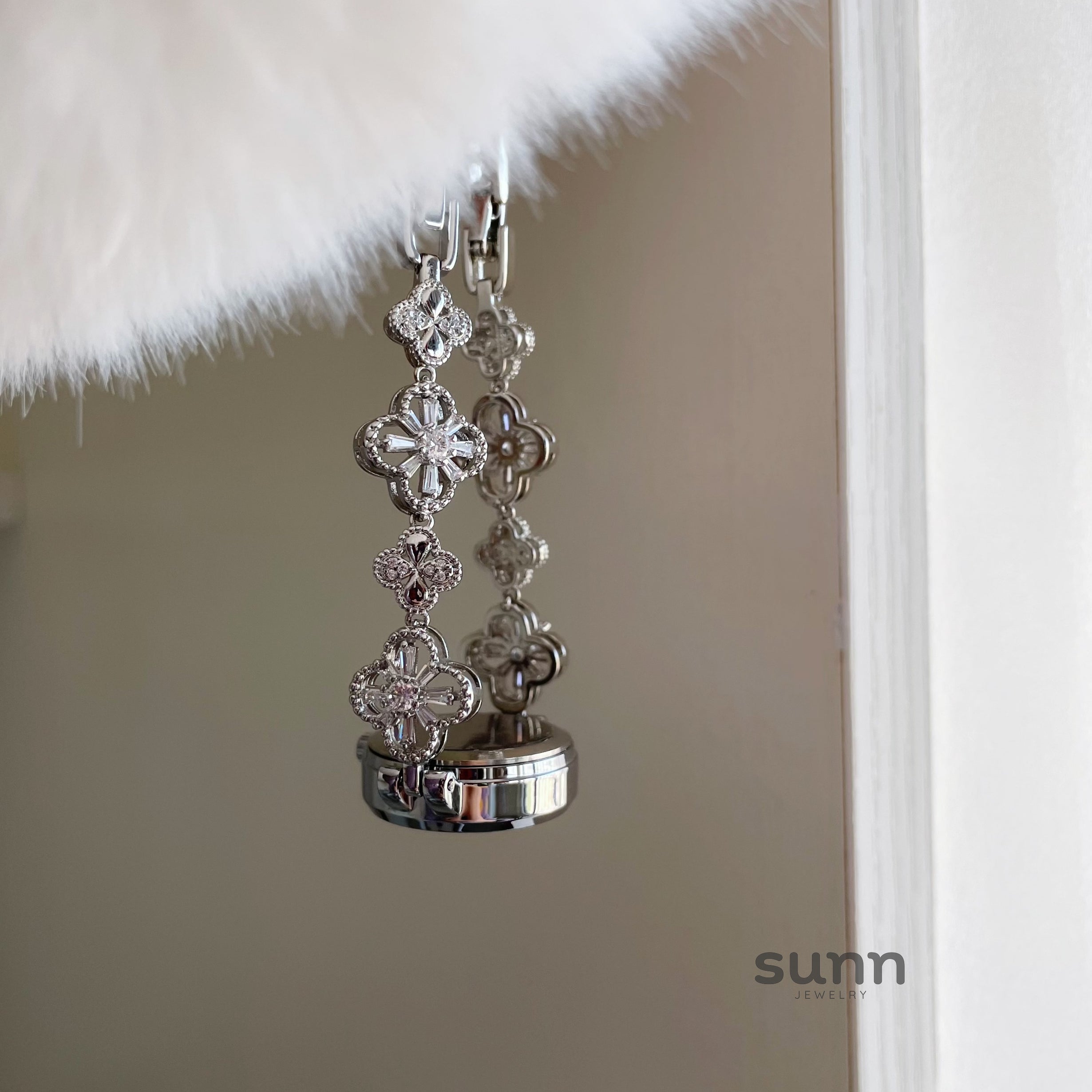Vada Clover Charm Watch [K368DZRD]