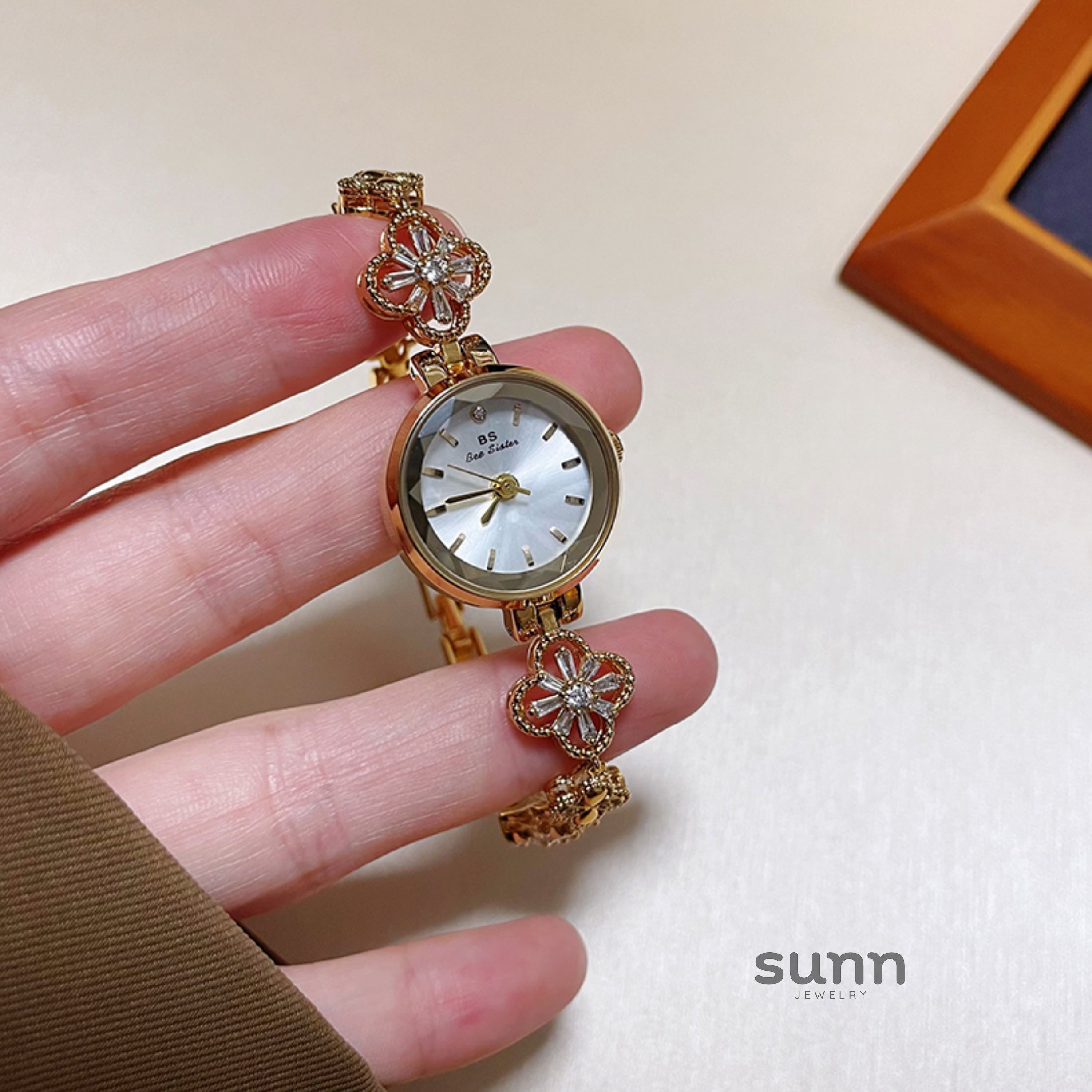 Vada Clover Charm Watch [L5TLZVVO]