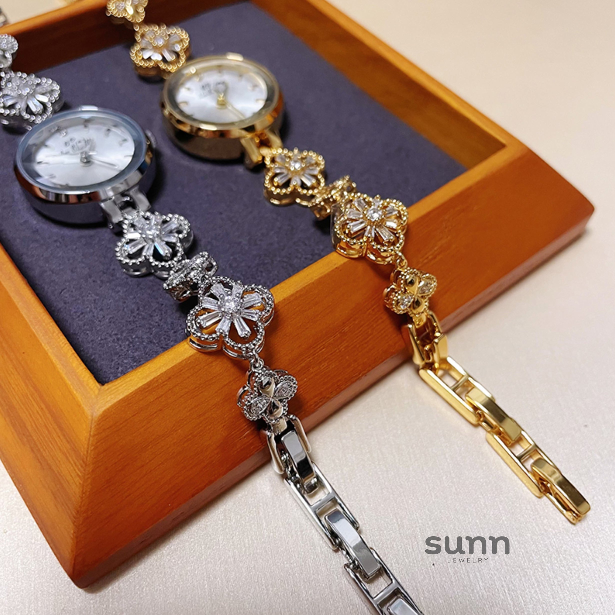 Vada Clover Charm Watch [M6B9QA98]