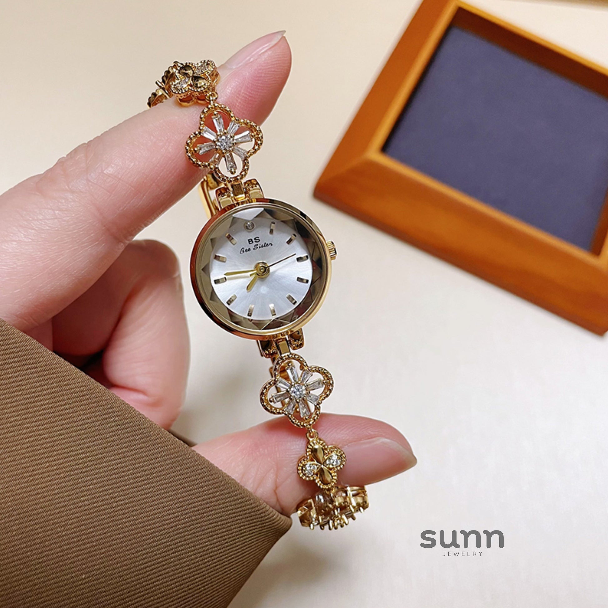 Vada Clover Charm Watch [1KA9T10N]