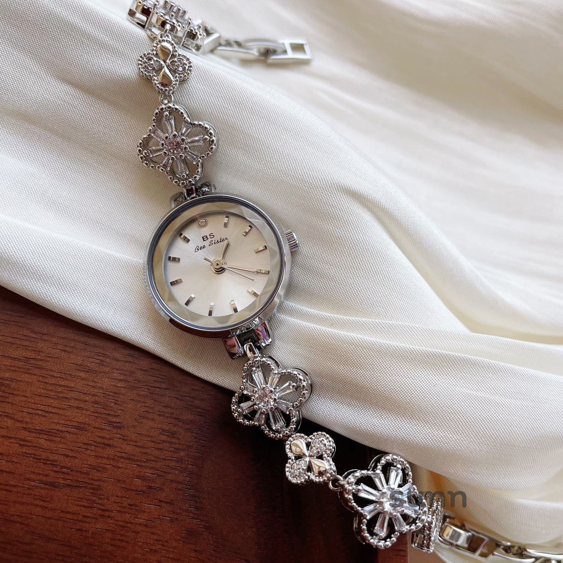 Vada Clover Charm Watch [AEWLFR6M]