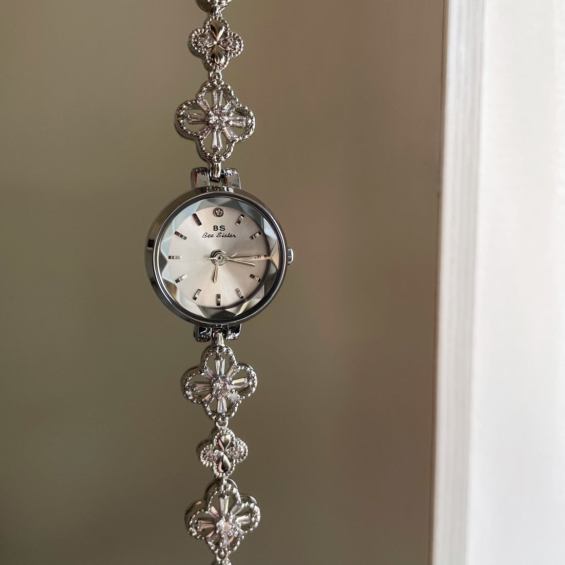 Vada Clover Charm Watch [AEWLFR6M]