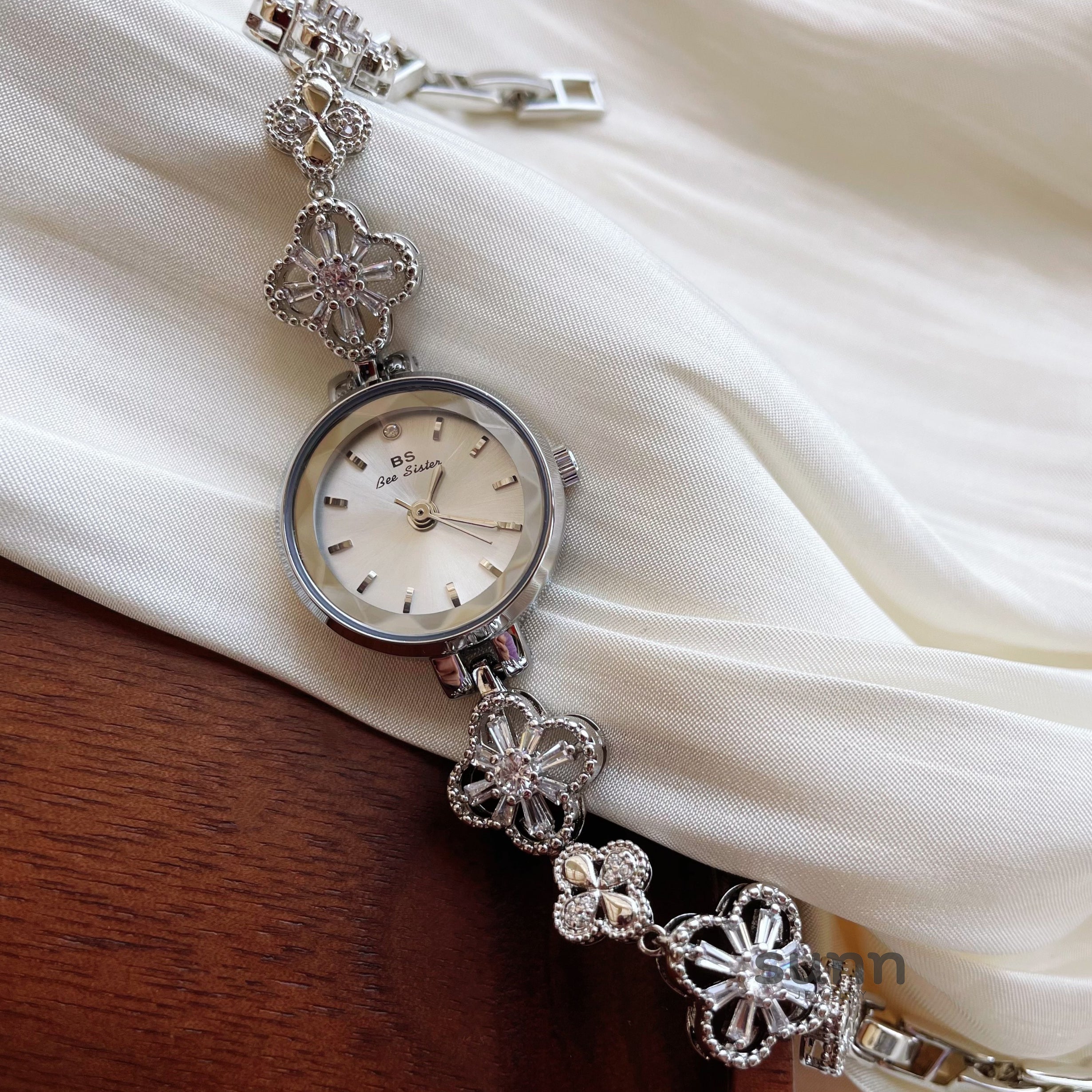 Vada Clover Charm Watch [S2LNYBVL]