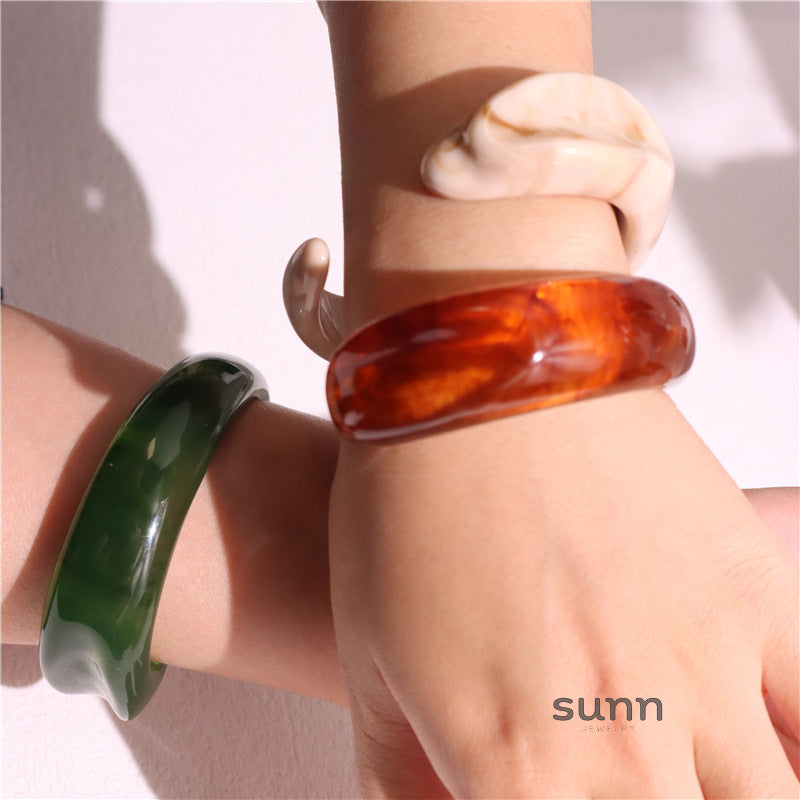 Vada Sculptural Resin Bracelet [QS8DJVX1]