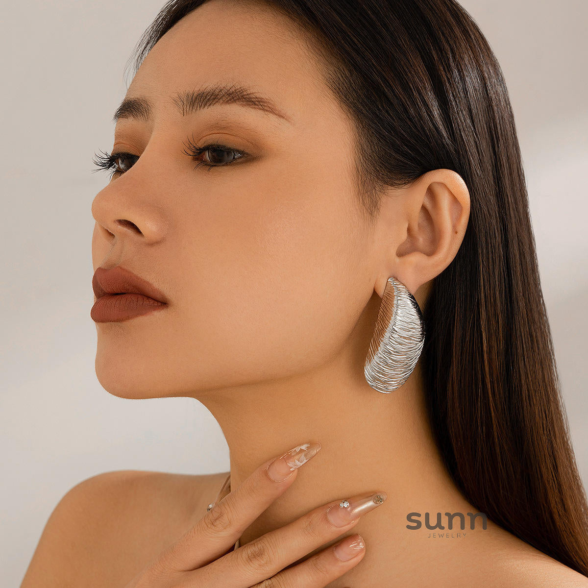 Vaeda Asymmetrical Drop Earrings [HMYHZK6X]