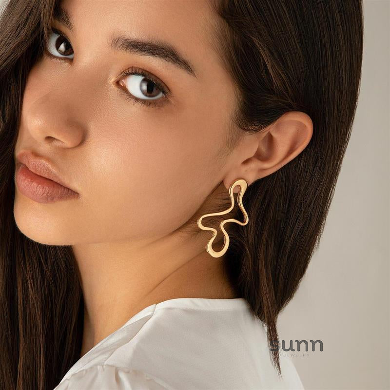 Vaeda Asymmetrical Drop Earrings [FCTNLEWD]
