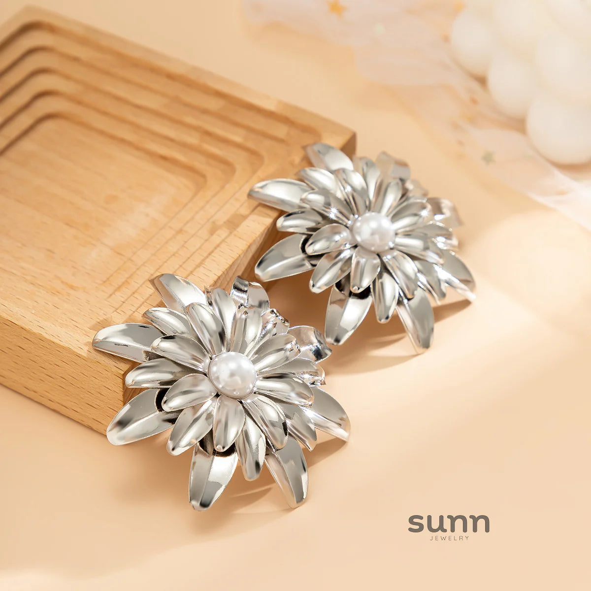 Vanity Exaggerated Daisy Stud Earrings
