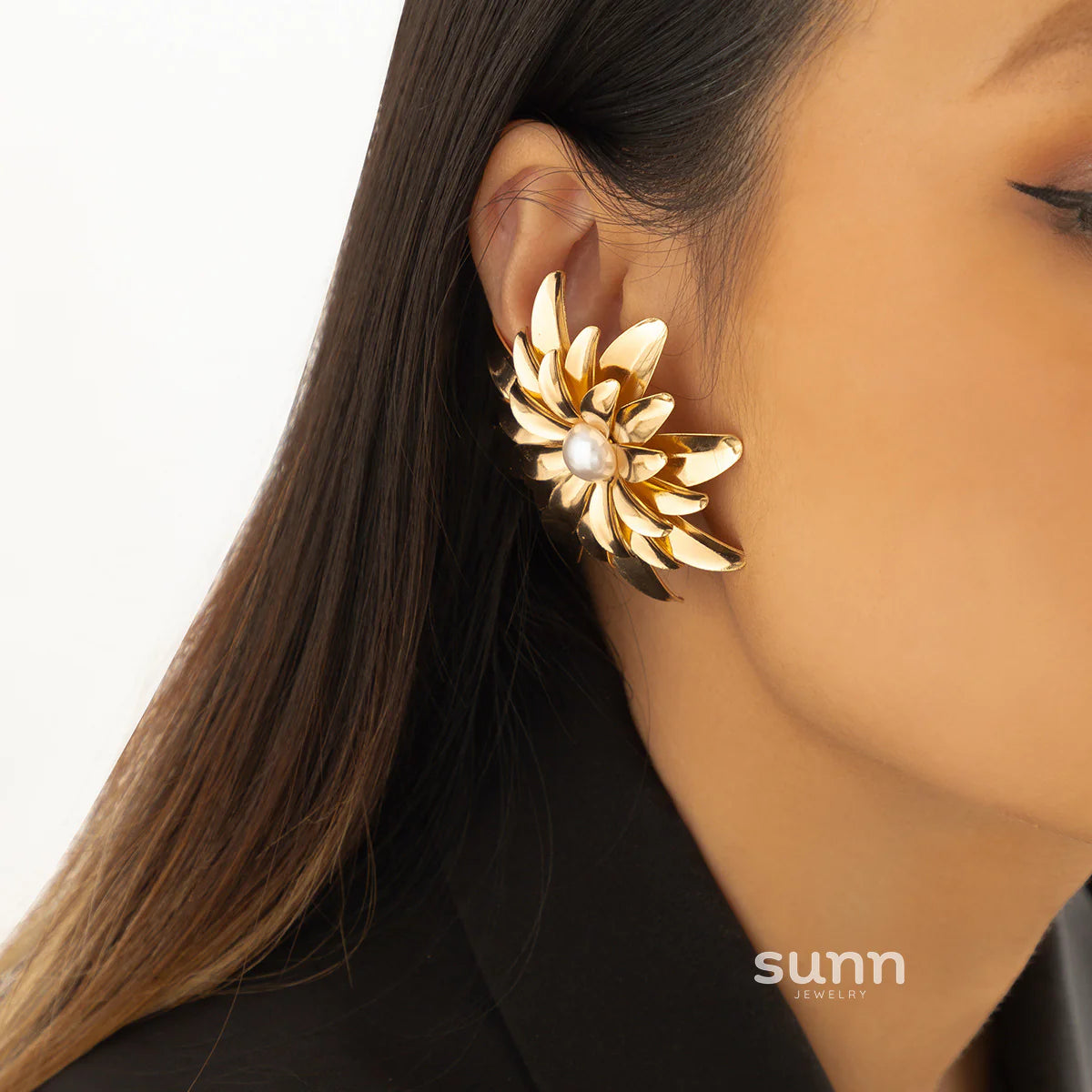 Vanity Exaggerated Daisy Stud Earrings