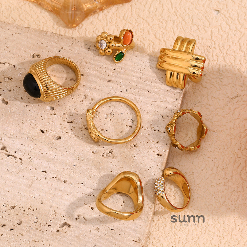 Vicky Gold Hammered Flower Ring [L6PPK5YN]