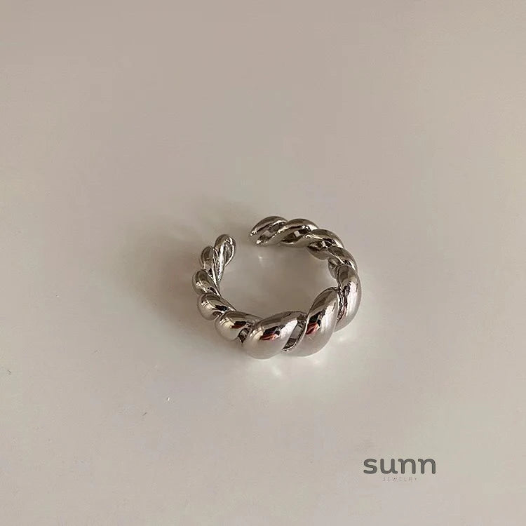 Victory Twist Adjustable Ring