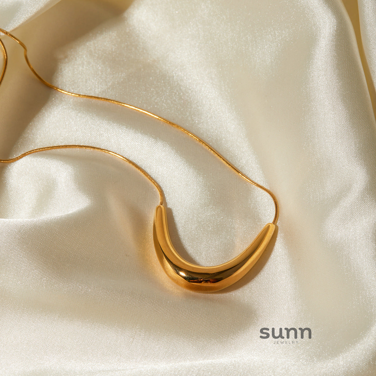 Vienna Dainty Smile Necklace [GD8ILGND]