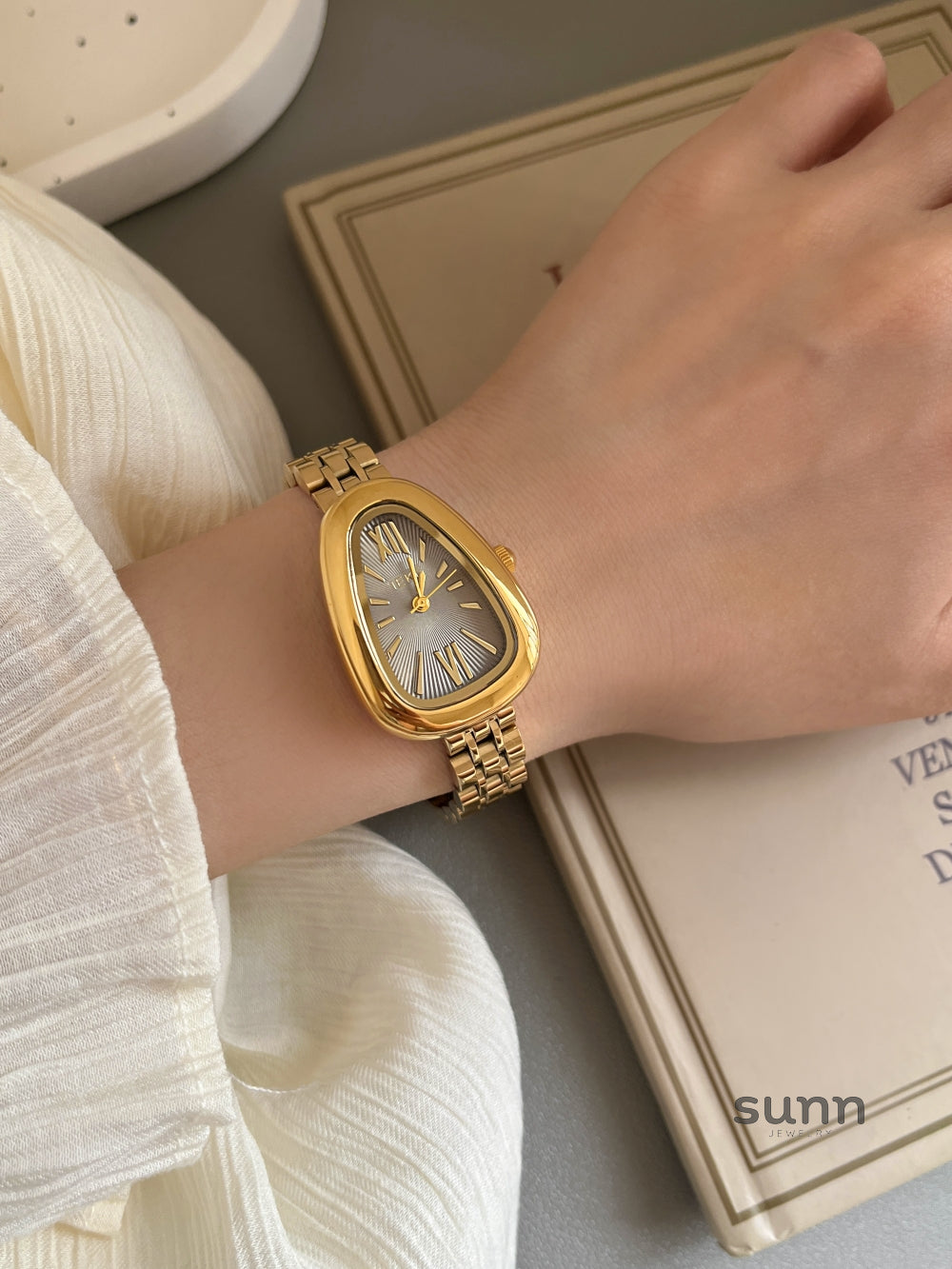 Violett Serpent Charm Watch [YE5T4ZW4]