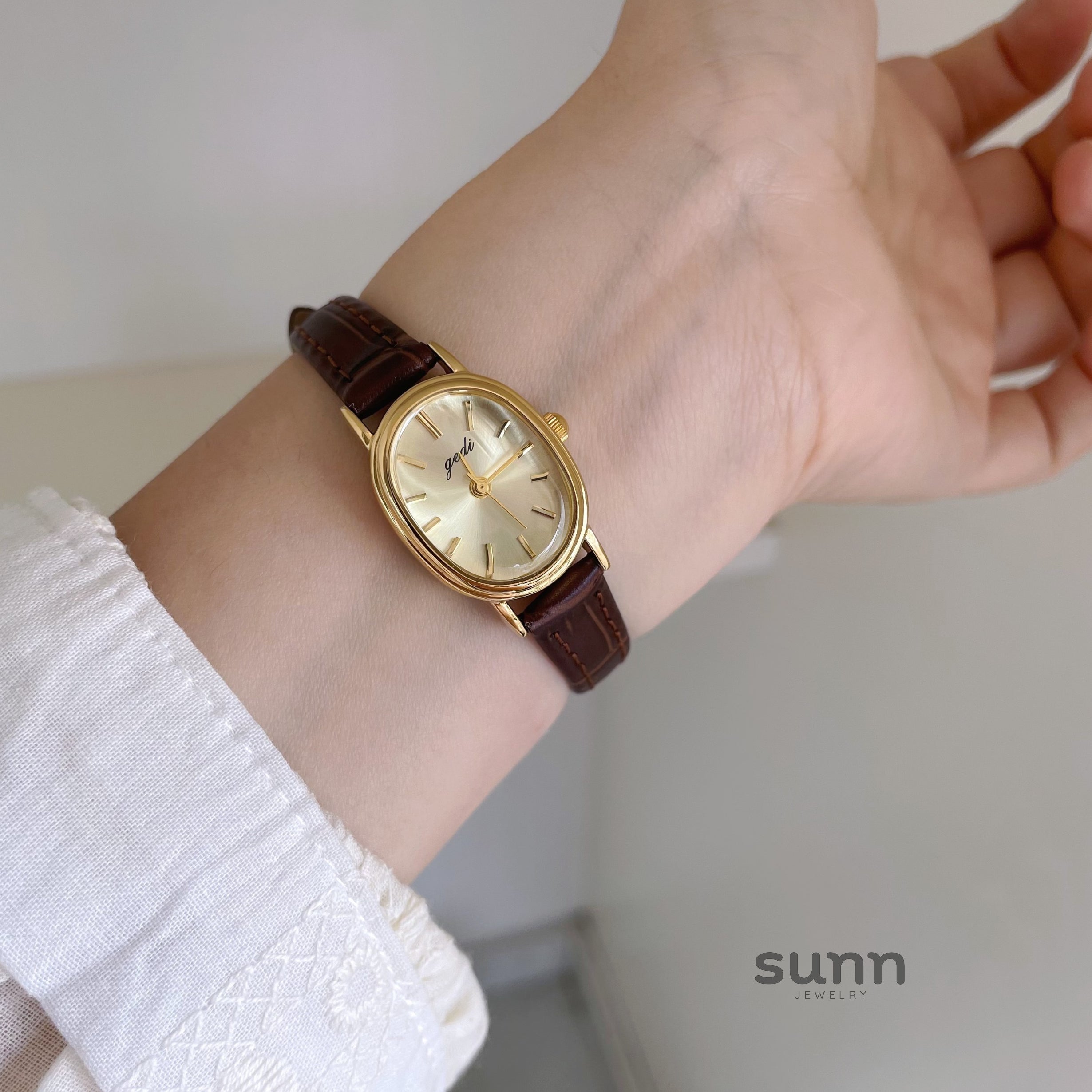Vita Petite Oval Watch [DX9N67T5]
