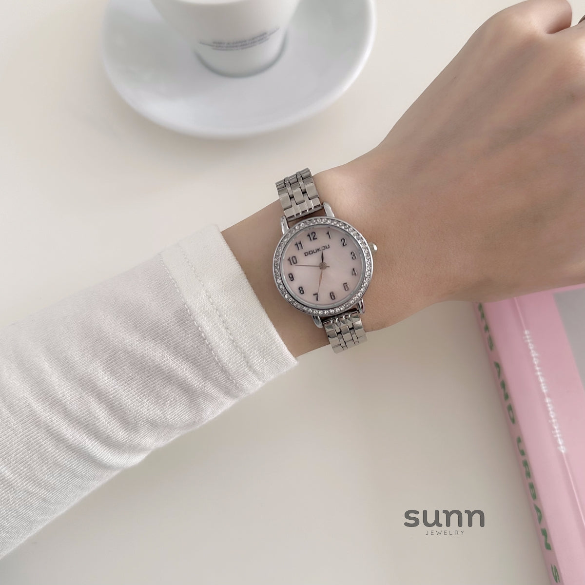 Vivienne Starry Pearl Watch [00ZG8O7N]