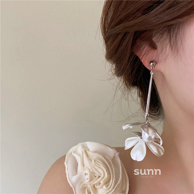 Westlyn Floral Pearl Drop Earrings [157DEC5G]