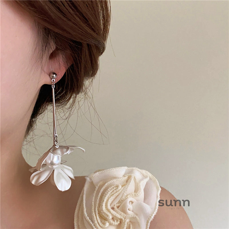 Westlyn Floral Pearl Drop Earrings [GT3P62Q9]
