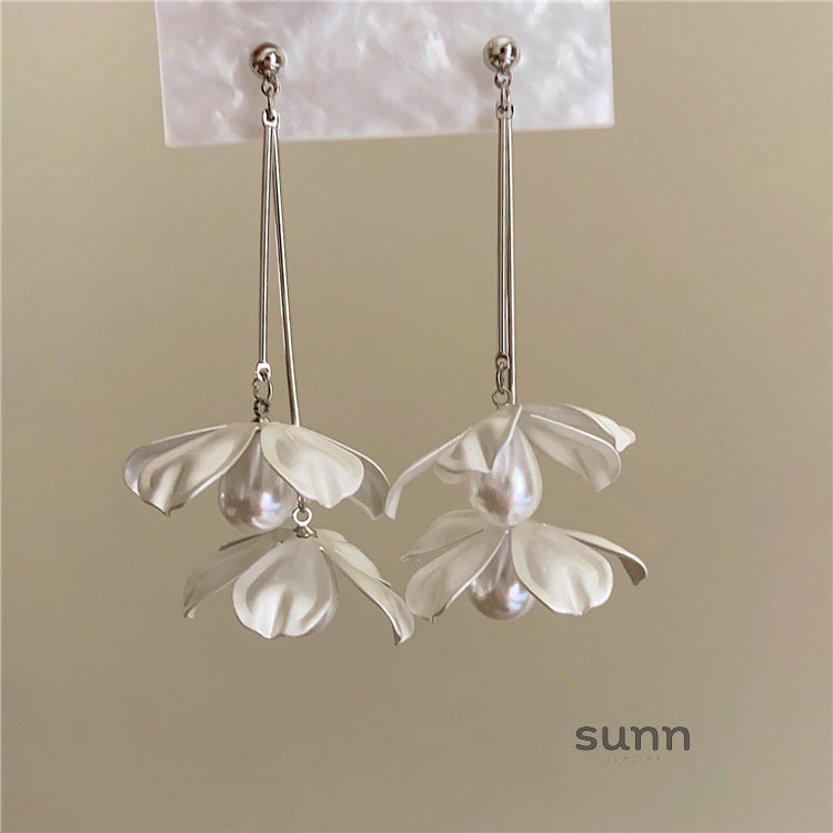 Westlyn Floral Pearl Drop Earrings [4WW9V6M2]