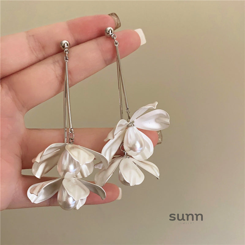 Westlyn Floral Pearl Drop Earrings [F6HM9PMW]