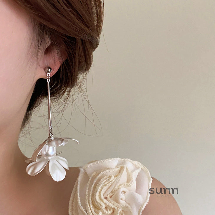 Westlyn Floral Pearl Drop Earrings [QCUH9OK4]