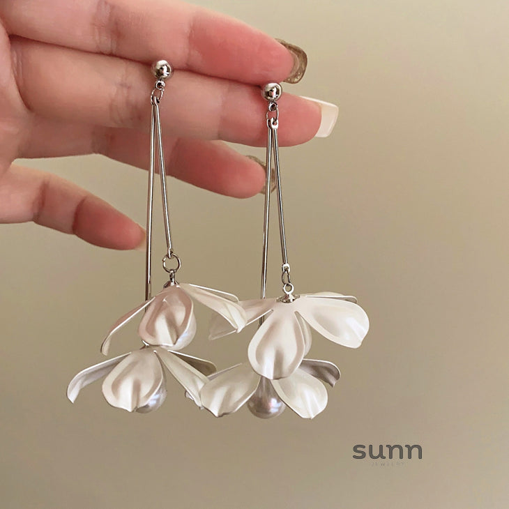 Westlyn Floral Pearl Drop Earrings [3ZG08CO3]
