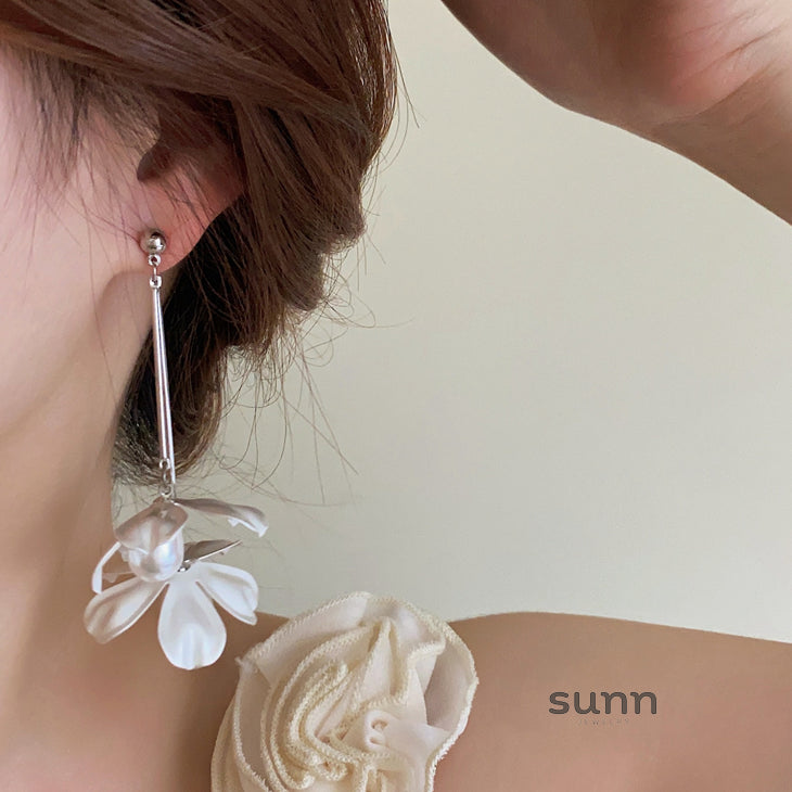 Westlyn Floral Pearl Drop Earrings [CQ582B5W]
