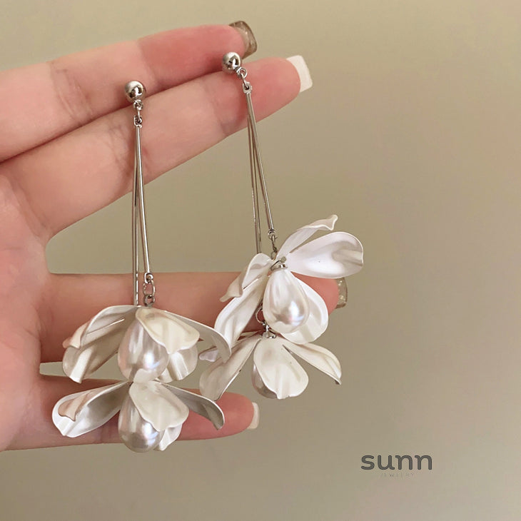 Westlyn Floral Pearl Drop Earrings [F4VRCKNB]