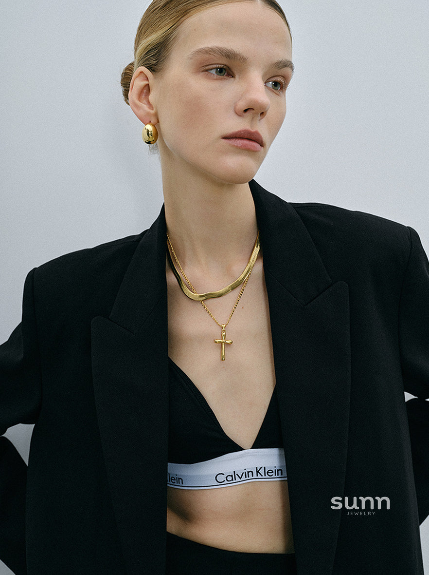 Whitley Gold Cross Necklace [M3LEILYF]
