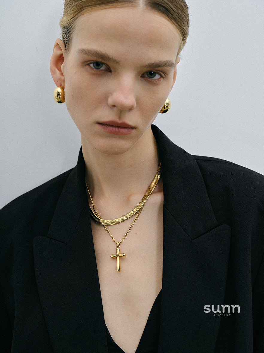 Whitley Gold Cross Necklace [MLG8FEM1]