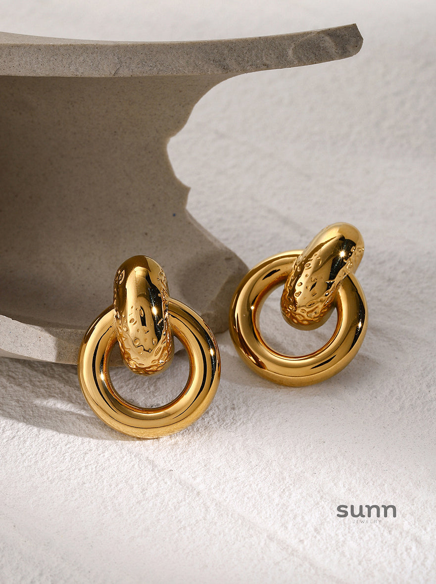 Wilhelmina Sculptural Hoop Earrings [V7CFT9ZS]